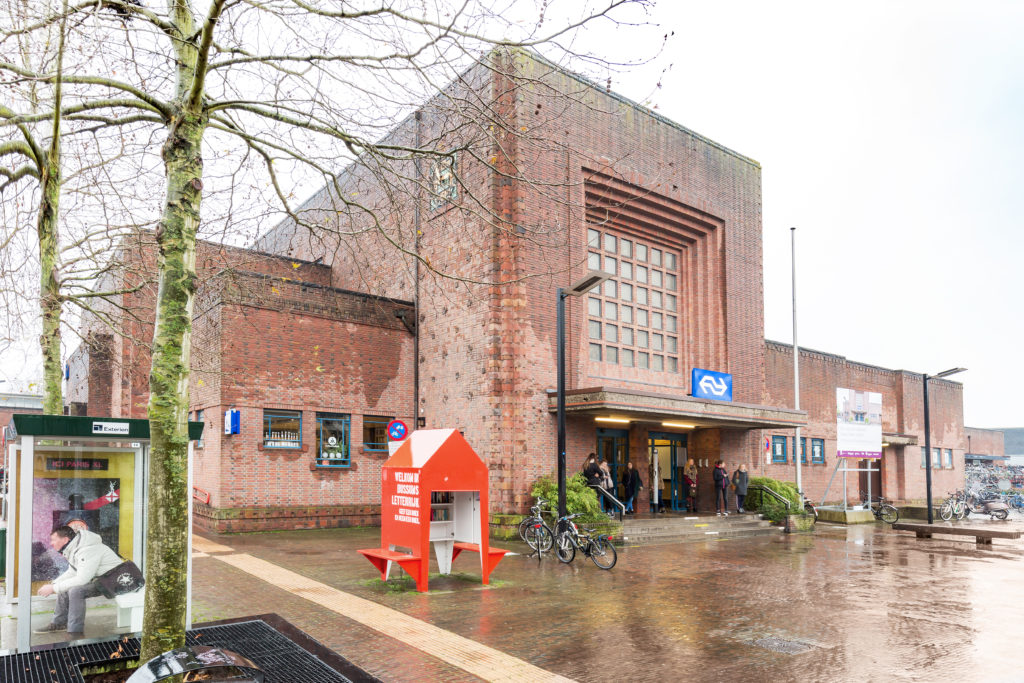 NS station Naarden Bussum aanzicht stationsgebouw