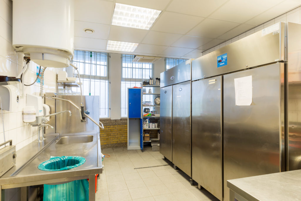 huidige opslag en back office van Kiosk en Julia's op station Naarden Bussum