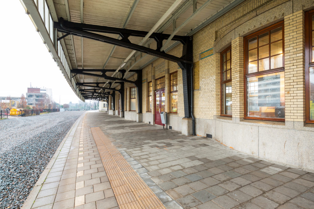 Door verwijderen van sporen ontstaat terrasmogelijkheid voor horeca op perron NS Naarden Bussum